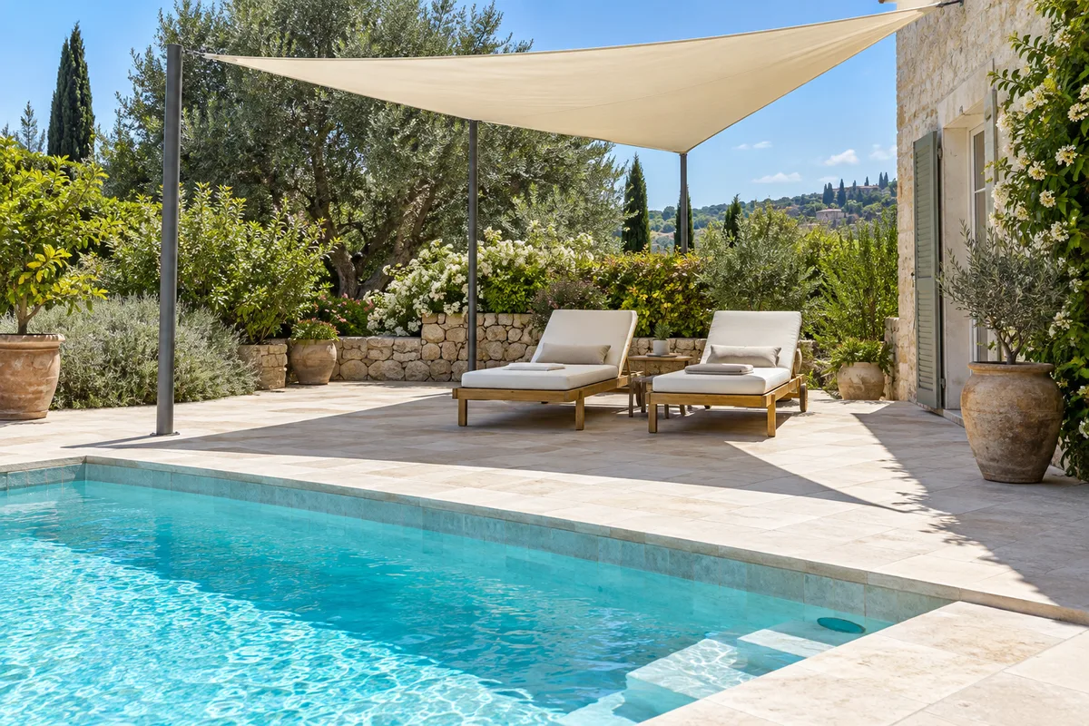 Ombre piscine : ombrager la plage sans refroidir le bassin